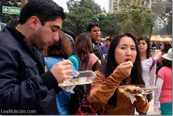 Razones por las que no deberías comer apurado y de pie