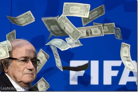 Un comediante lanza billetes de dólar a Blatter en la asamblea de la FIFA