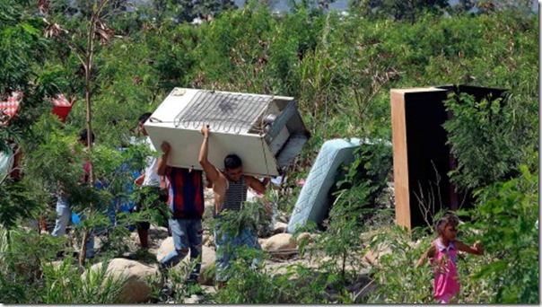 02-colombianos-se-van-de-venezuela-foto-efe