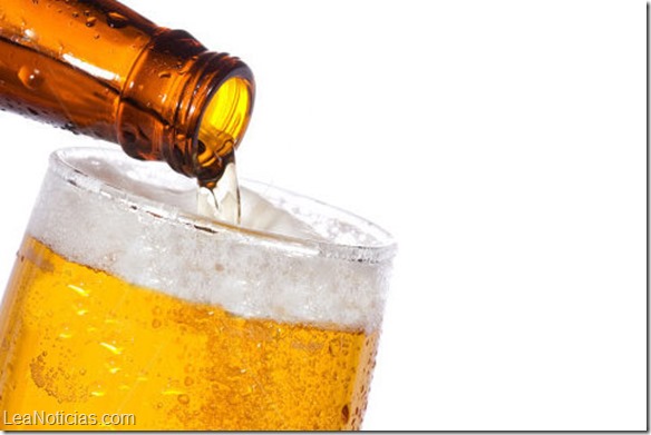 Por qué la cerveza pierde espuma si le das un golpe seco a la botella