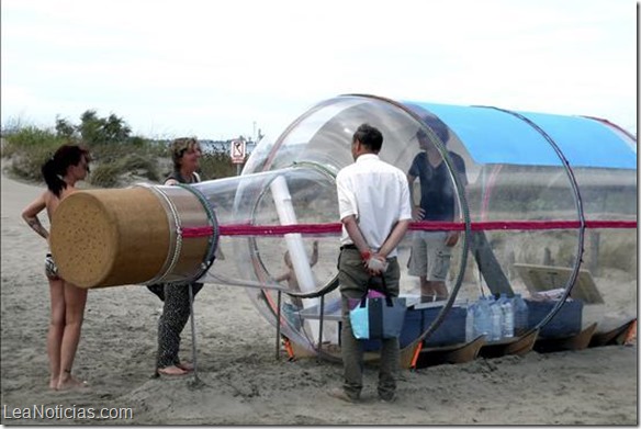 Un artista extremo prepara un viaje fluvial encerrado en una botella gigante