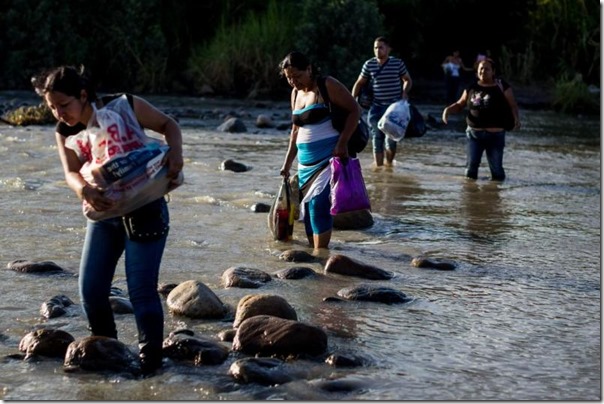 colombianos-cruzan-el-rio-para-llegar-a-su-pais-desde-venezuela
