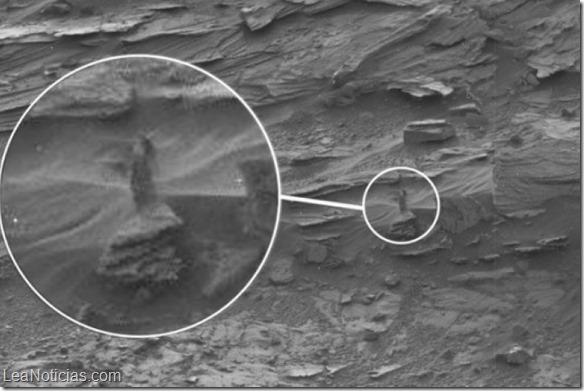 figura con forma de mujer que muchos ven en una foto de Marte