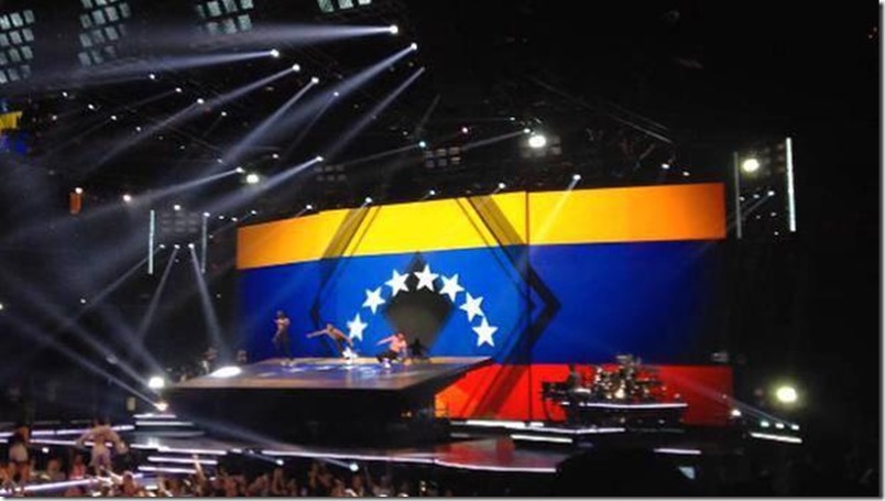 ¡Solidaria con nosotros! Madonna muestra la bandera de Venezuela en su concierto