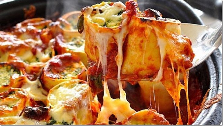 ¡Deliciosos! Canelones rellenos de espinacas y requesón al horno