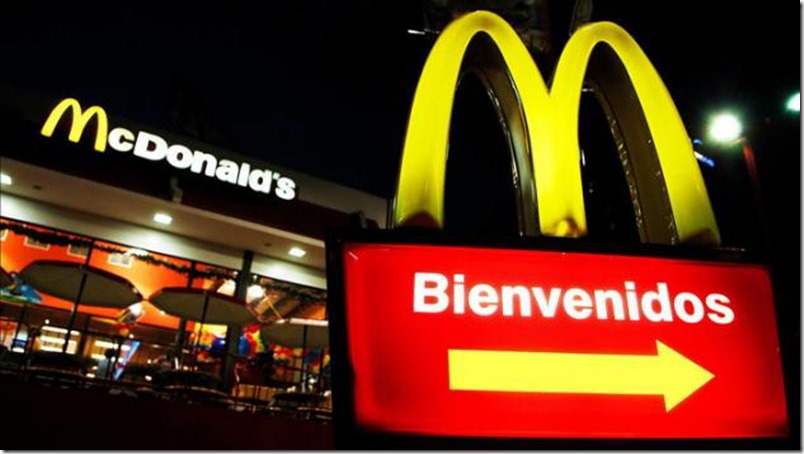 Un piloto aterriza con su avioneta frente a un McDonald’s para comprarse un café