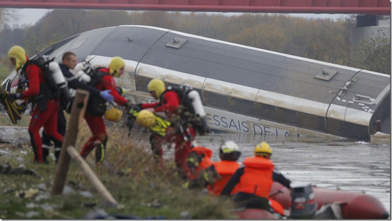 Se descarrila un tren de alta velocidad cerca de París, cinco fallecidos