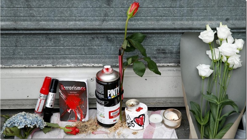 VAL111. Paris (France), 14/11/2015.- Flowers and candles are display in front of the Petit Cambodge restaurant in Paris, France, 14 November 2015. At least 120 people have been killed in a series of attacks in Paris on 13 November, according to French officials. Eight assailants were killed, seven when they detonated their explosive belts, and one when he was shot by officers, police said. French President Francois Hollande says that the attacks in Paris were an 'act of war' carried out by the Islamic State extremist group. (Francia) EFE/EPA/YOAN VALAT