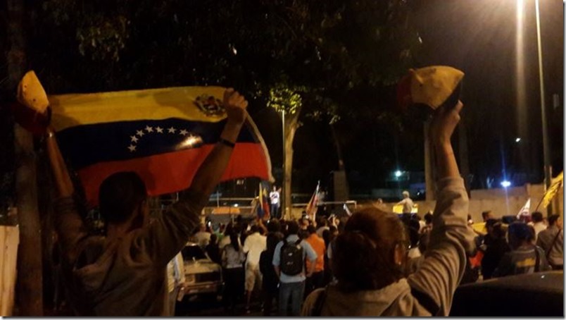 Oposición gana parlamentarias por amplio margen y venezolanos celebran en las calles