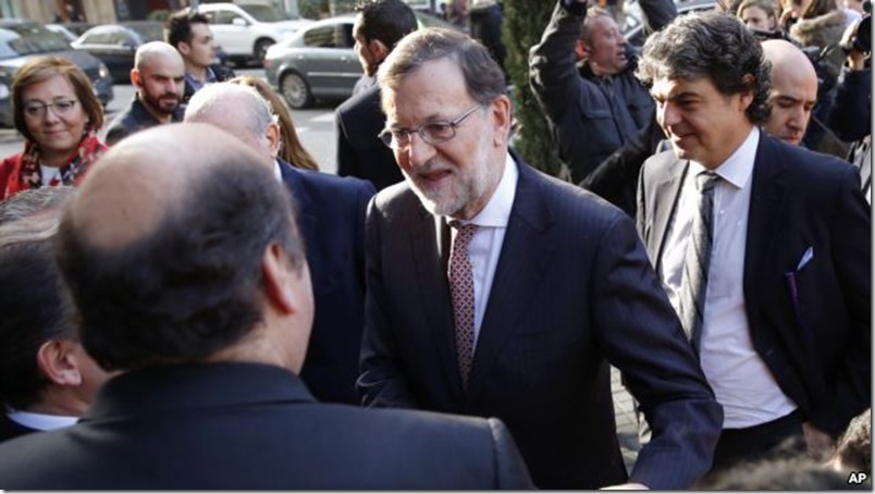 Le meten puñetazo en la cara a presidente español Mariano Rajoy (video)