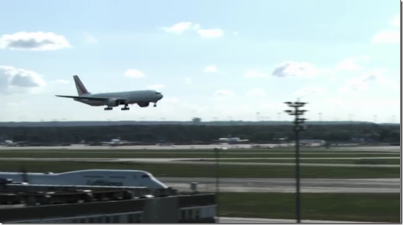 Este aterrizaje de un Boeing 777 te dejará con la boca abierta (video)