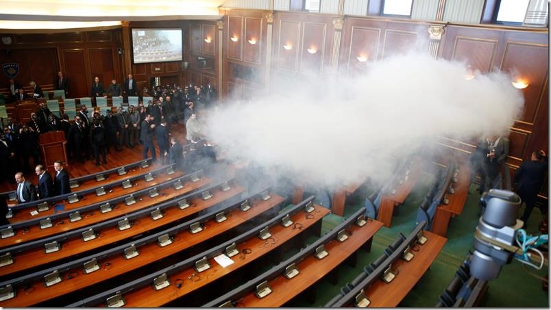 Diputados vuelven a lanzar gas lacrimógeno en el Parlamento de Kosovo (Fotos)