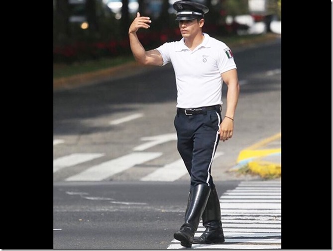 Sensual policía mexicano causa furor en redes sociales