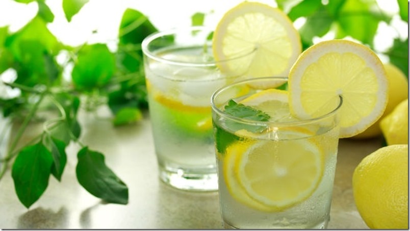 Tomar agua con limón tiene innumerables beneficios, mira estos siete