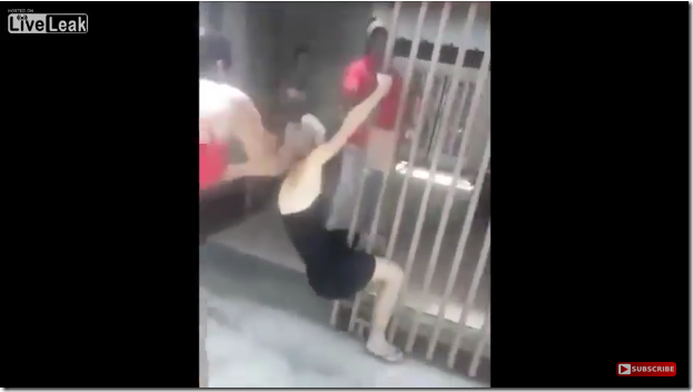 Mujer atacó a la amante de su esposo y la lanzó al río (video + wow)