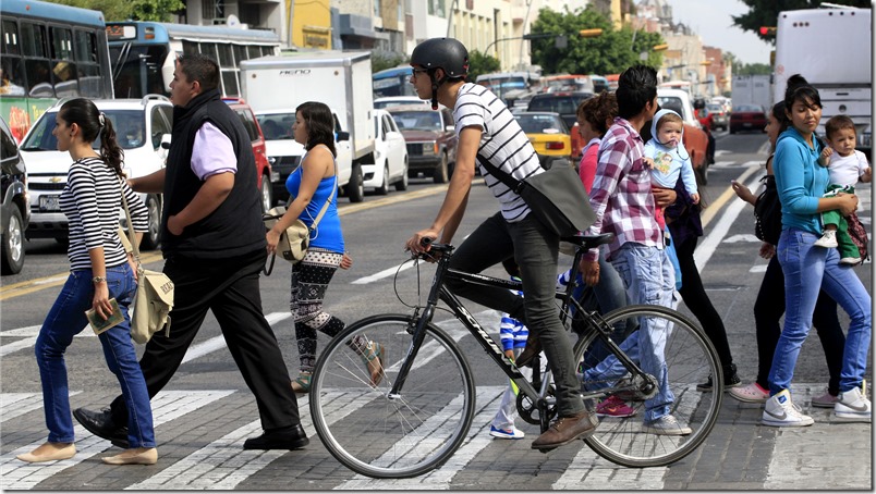 Ciclista en el dia Mundial sin Auto en Av. Alcalde