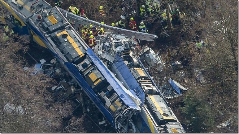 Al menos nueve muertos por choque de trenes en Alemania