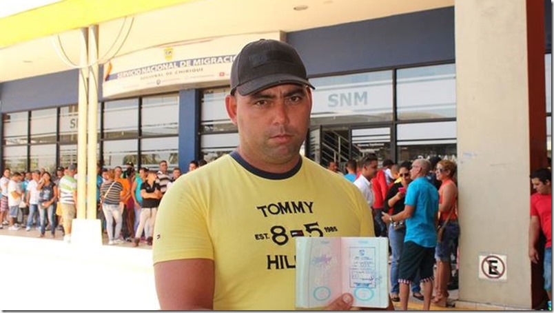Migrantes cubanos varados en Panamá reciben permisos para viajar