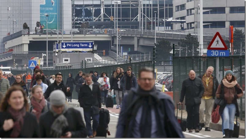 Pasajeros evacuan el aeropuerto - Crédito Reuters