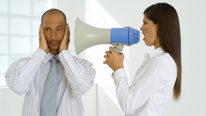 Conoce algunos riesgos del uso de audífonos para tu salud