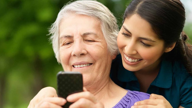 Cómo enseñar a tu mamá o a tu abuela a usar Facebook (y otras redes sociales)