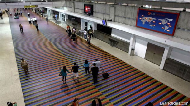 Presos dos policías del aeropuerto de Maiquetía por robarle los dólares a pasajera