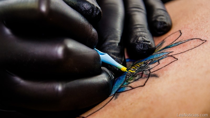 La tinta de los tatuajes puede producir cáncer, alerta la Comisión Europea