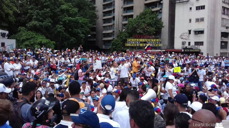 mujeres-venezolanas-marcha-caracas-capriles