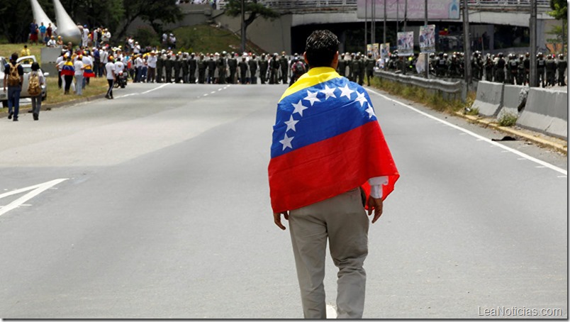 protestas-joven-bandera-venezuela