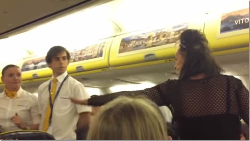 Ryanair desaloja a varias chicas de un avión por comportarse como “animales”