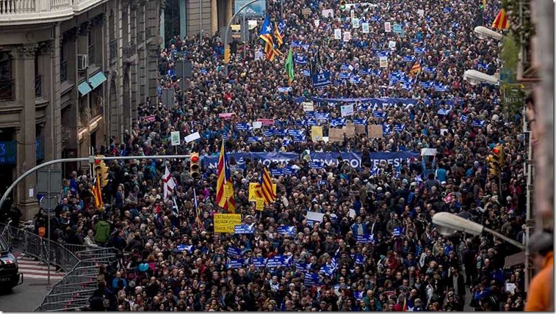 Miles de personas marcharon contra el terrorismo en Barcelona, España