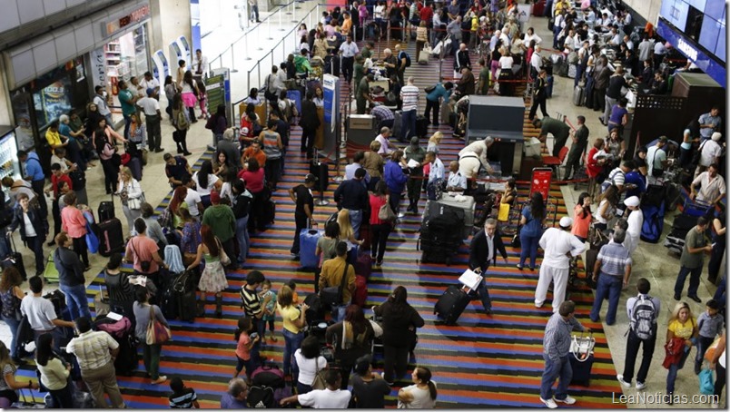 Venezolanos reportan que sus pasaportes son anulados en el aeropuerto al querer emigrar