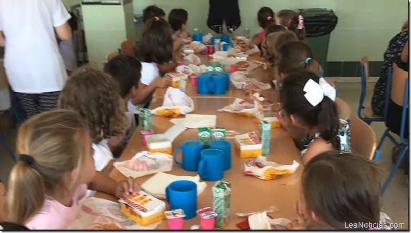 Un colegio compra 300 combos de Burger King para los niños por falta de cocineros