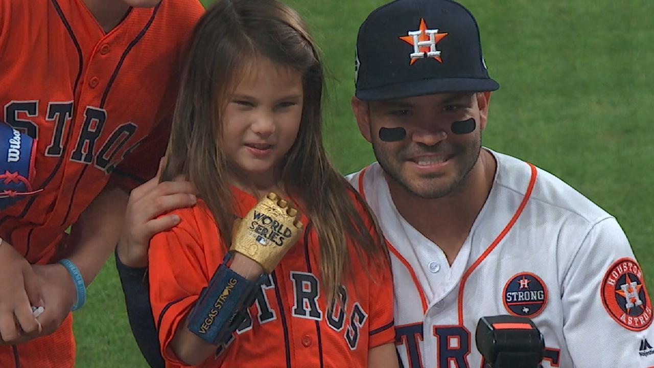 Una niña con prótesis en el brazo lanza bola inicial y conquista a la Serie Mundial (VIDEO)