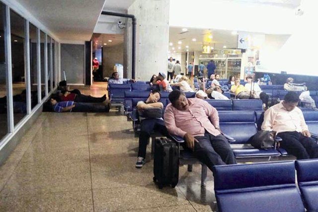 Pasajeros en Venezuela sufren hasta 18 horas de espera en aeropuertos