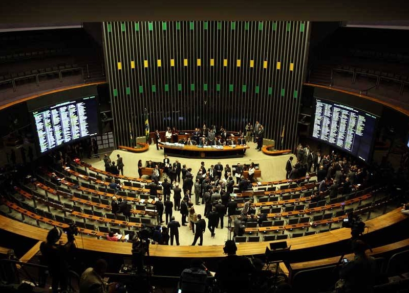 Comisión brasileña vota a favor de prohibir todo aborto