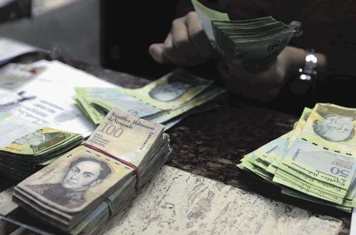 ¡CAOS TOTAL! Tuiteros reportan agencias bancarias sin efectivo