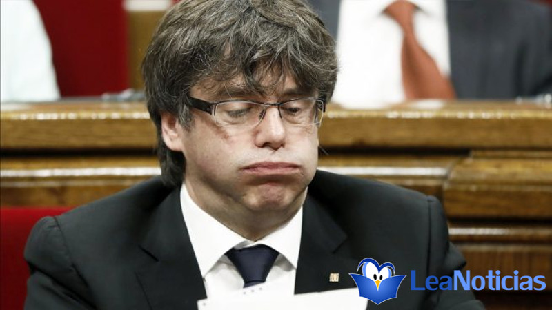 Carles Puigdemont y cuatro exconsejeros se entregan a la policía