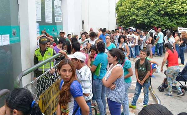 Venezolanos abarrotan hasta colapsar la Registraduría de Cúcuta