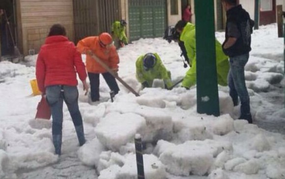 Bogotá limpia sus calles de toneladas de granizo que dejó inusual temporal