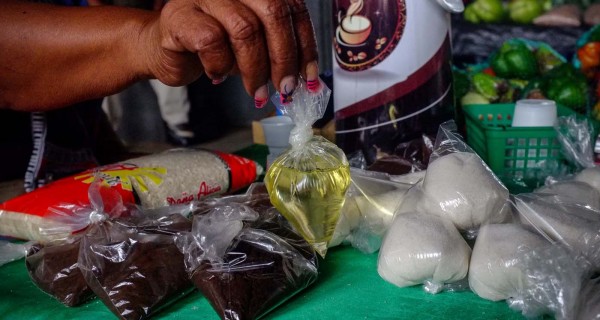 El empobrecimiento del venezolano lo obliga a comprar cucharadas de comida