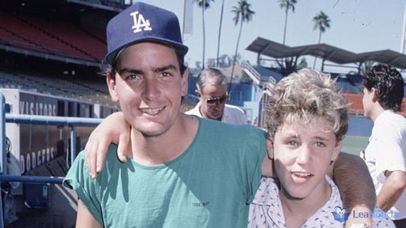 Charlie Sheen violó a actor de 13 años en 1986