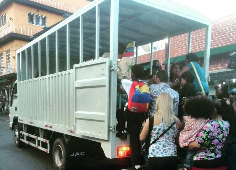 ¡COMO ANIMALES! Estas son las unidades de transporte de «contingencia» para Caracas