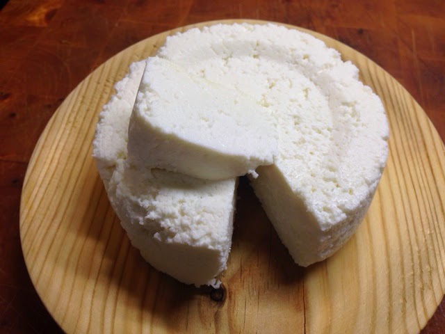 Solo necesitas un litro de leche, un yogur y medio limón para preparar este queso fresco.