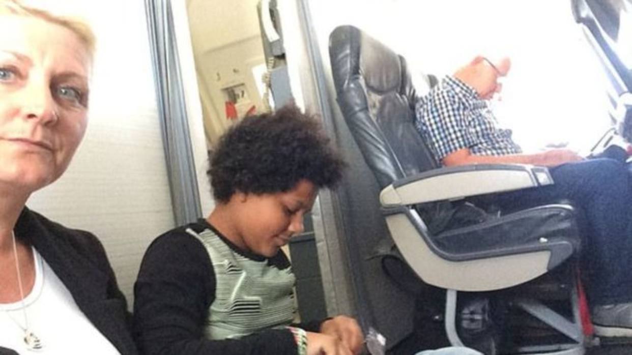 Familia viajó en el suelo de un avión porque sus asientos no existían