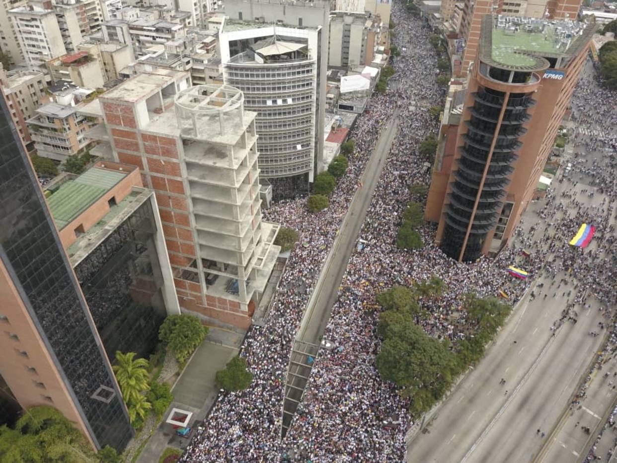 Ciudadanos inundan las calles de Caracas para rechazar a Maduro