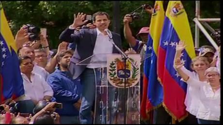El presidente de la Asamblea Nacional Juan Guaidó jura asumir las competencias del Poder Ejecutivo