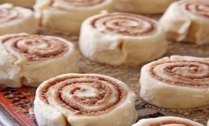 Lúcete preparando unos deliciosos rollos de canela para los niños de la casa