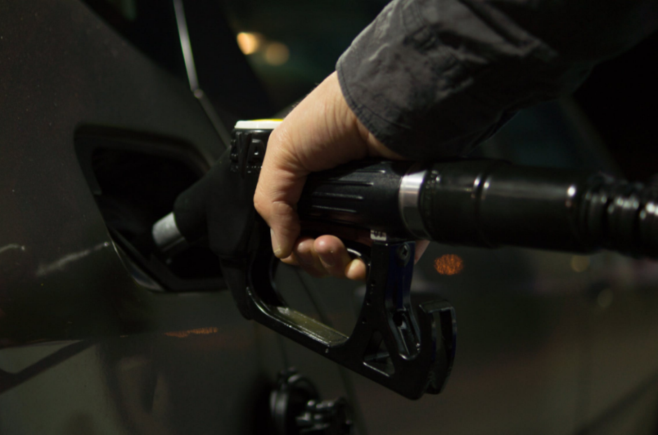 Estos peligros corre tu auto al llenar de más el tanque de gasolina