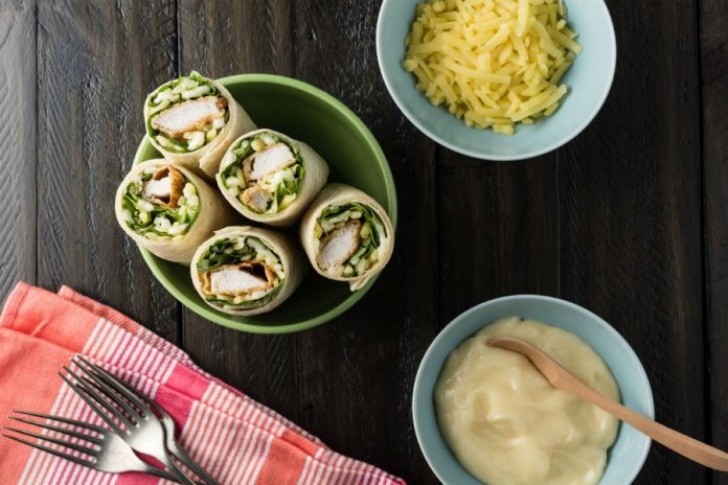 Disfruta estos wraps de pollo con mayonesa de yogurt